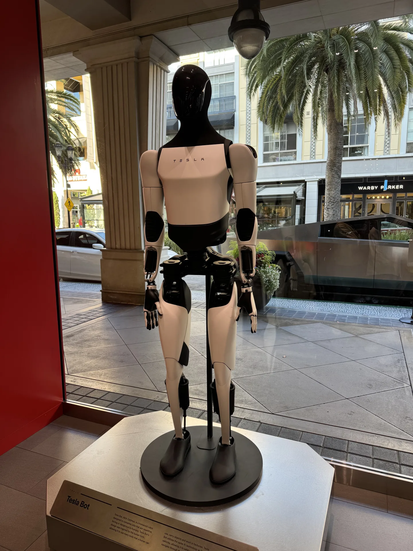 Loja da Tesla com o robô Optimus