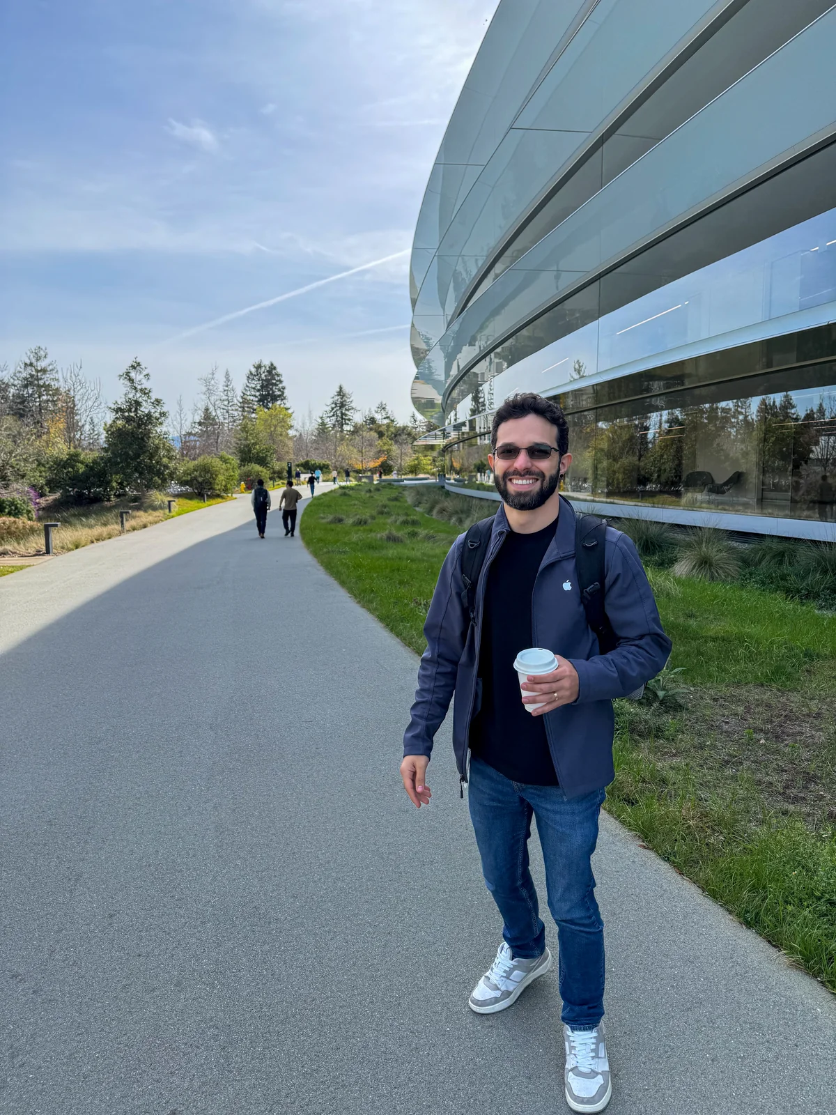 Lucas Estevão caminhando ao lado do Apple Park, em Cupertino