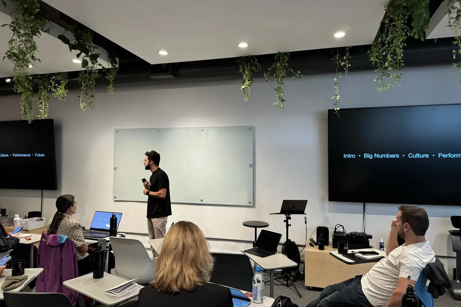 Lucas Estevão on a panel at StartSe