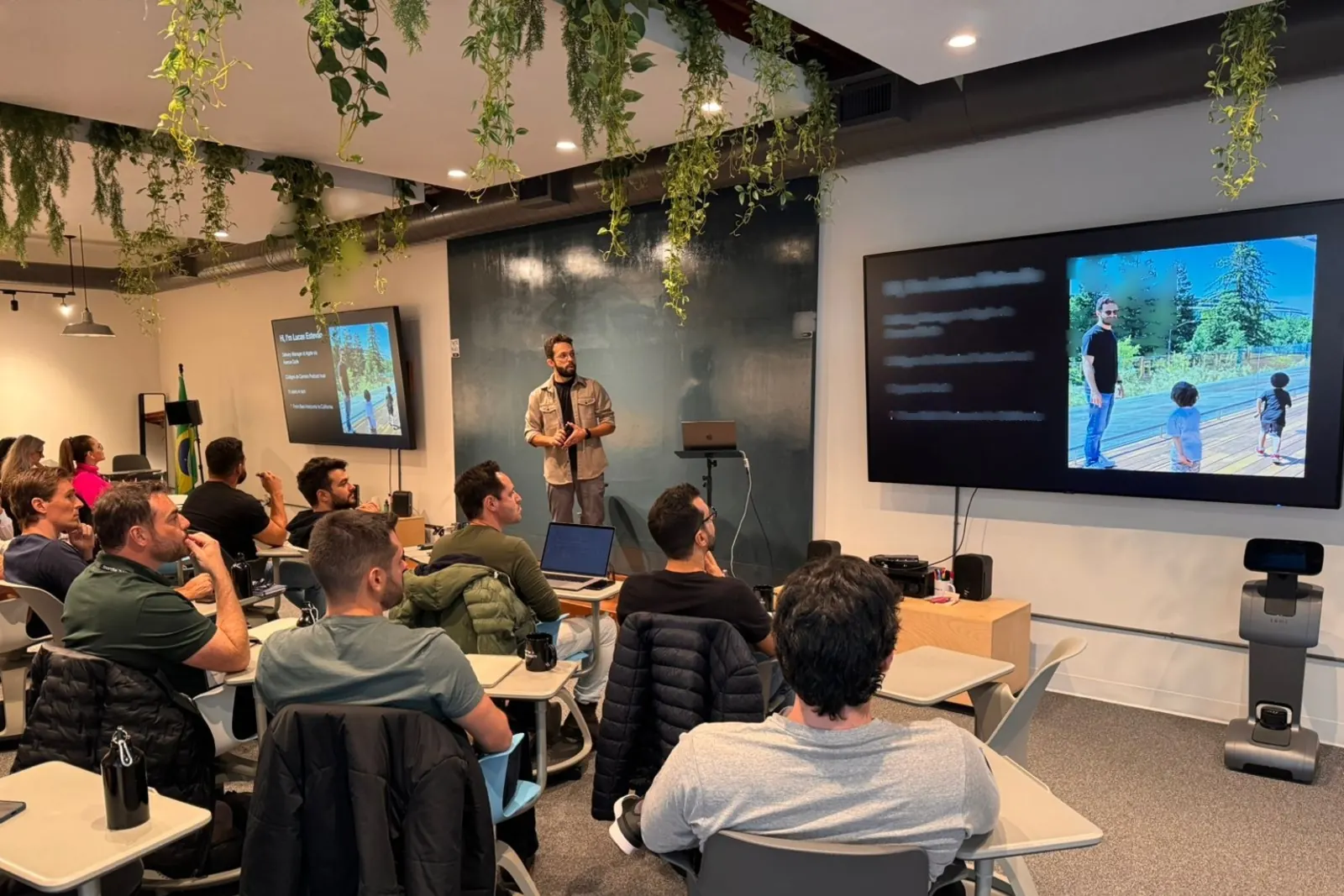 Lucas Estevão presenting his career story in a StartSe classroom